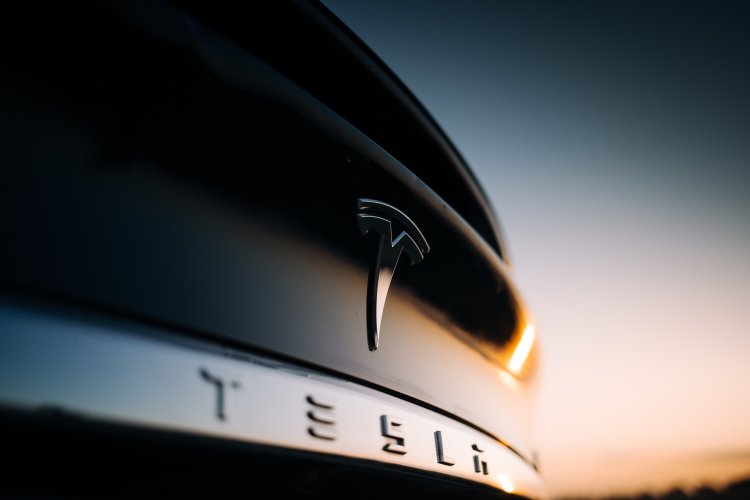 Tesla bringt Autopiloten die Erkennung von Rundumleuchten bei