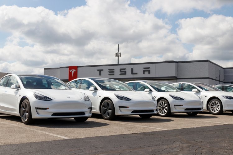 Tesla startet Auslieferung der ersten Fahrzeuge aus Deutschland